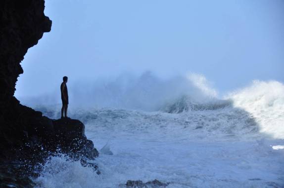 Um mirante avançado para melhor admirar as grandes ondas de Kalalau, na Na'Pali Coast, costa norte de Kauai, no Havaí